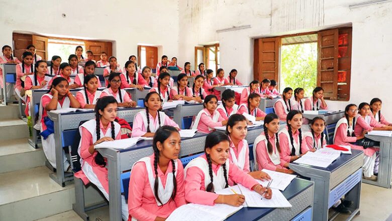 कोचिंग का क्रेडिट, स्कूल की गुमनामी: शिक्षकों के साथ यह अन्याय कब तक?